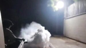 اخبار عدن – تنفيذ عملية رذاذ ضبابي في خور مكسر للحد من تفشي الأمراض الحموية