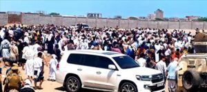 اخبار عدن – حشود كبيرة تودّع القائد أديب العيسي في جنازة مهيبة بمقبرة الممدارة الجدي