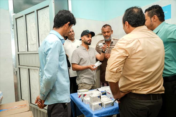 مدير صيرة يزور المخيم الطبي المجاني في مجمع الميدان الصحي