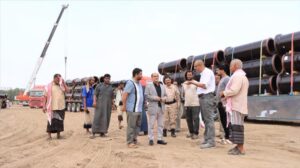 اخبار عدن – زيارة ميدانية لتفقد وصول دفعة من أنابيب مشروع خط الصرف الصحي الاستراتيجي