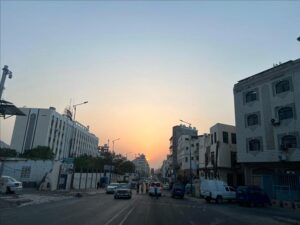 اخبار عدن – عملية أمنية لإزالة تجمعات النازحين في المعلا ونقلهم إلى مواقع أخرى