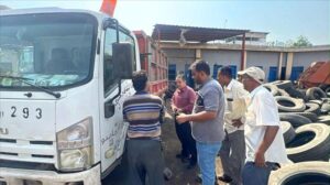 اخبار عدن – غانم، القائم بأعمال مدير نظافة عدن، يزور الورشة المركزية لصيانة الآليات.