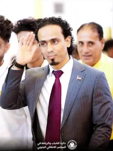 اخبار عدن – غياب الجهات الرسمية، لكن مؤمن السقاف يبقى في قلب الحراك الإنساني في المدينة