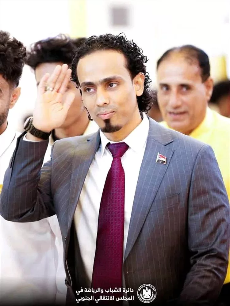 السلطات غابت.. لكنه لم يغب: مؤمن السقاف يتصدر المشهد الإنساني في عدن