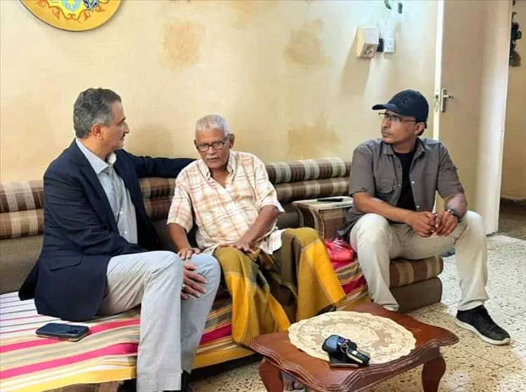 محافظ عدن يزور الموسيقار بن غودل إلى منزله للاطمئنان على صحته