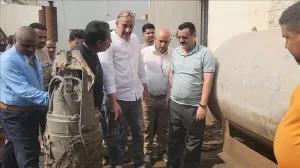 اخبار عدن – مدير عام المنصورة يؤكد على أهمية معالجة مشكلة طفح مياه الصرف الصحي في المديرية