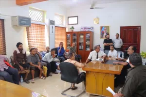 اخبار عدن – مدير عام خورمكسر يلتقي بمشغلي المتنزهات والمقاهي على كورنيش ساحل A