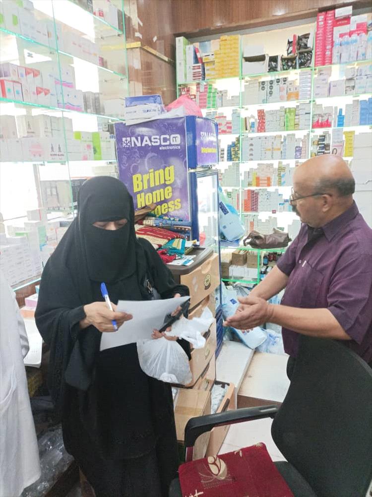الصحة في عدن تواصل حملة رقابة والتفتيش على صيدليات المنصورة
