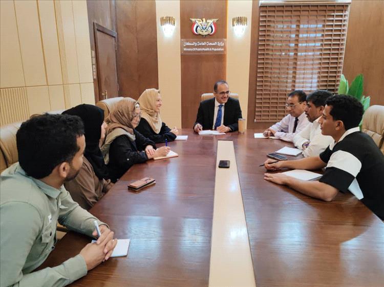 وزير الصحة يبحث مع فريق