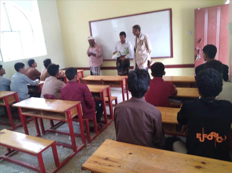 مدير التربية والتعليم بمديرية الوضيع يزور مجمع هائل سعيد بعزان