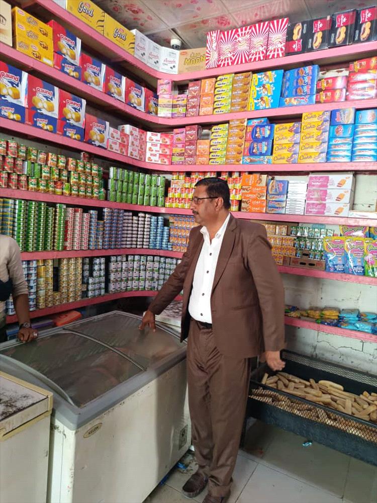 جولة تفتيشية لمدير مكتب الصناعة والتجارة بشبوة إلى مديريتي ميفعة ورضوم لضبط المخالفات التجارية