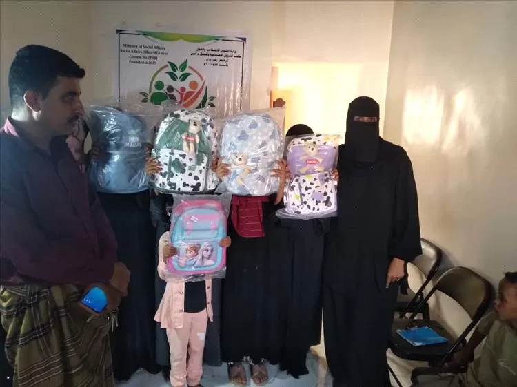 مؤسسة العلا بأبين تدشن توزيع الحقيبة المدرسية على عدد من الأيتام بزنجبار