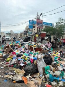 اخبار وردت الآن – مدينة تعز تواجه أزمة نفايات.. عمال النظافة يعتصمون احتجاجًا على قتل مديرتهم