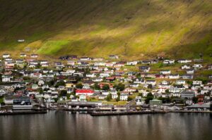 التخلي عن السيطرة في رحلة “القيادة الذاتية” عبر جزر فارو