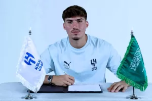 الهلال السعودي يبرم عقداً مع المدافع التركي يوسف أكتشيشيك حتى عام 2029