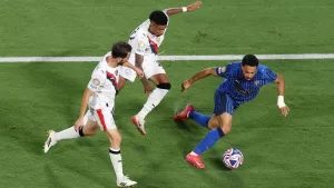 الهلال يوافق على انيوزقال نجمه إلى نادي الشباب السعودي | إرم نيوز