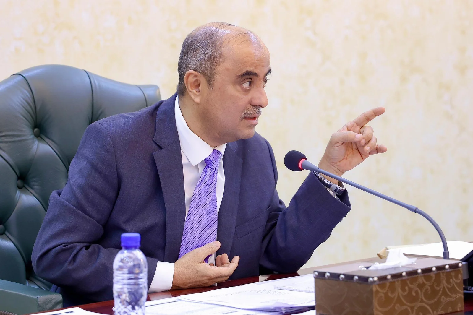 بين الشعارات والقرارات الجريئة رئيس وزراء حكومة عدن يناقش تحديات