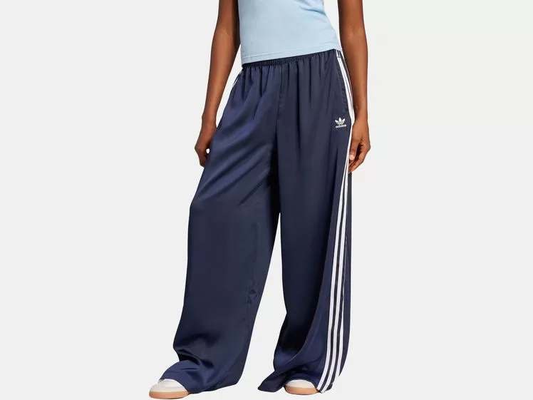 نموذج في سروال رياضي