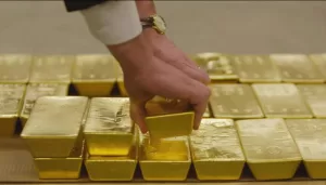 سعر الذهب يسجل ارتفاعاً قياسياً جديداً ويتجاوز 3500 دولار للأونصة