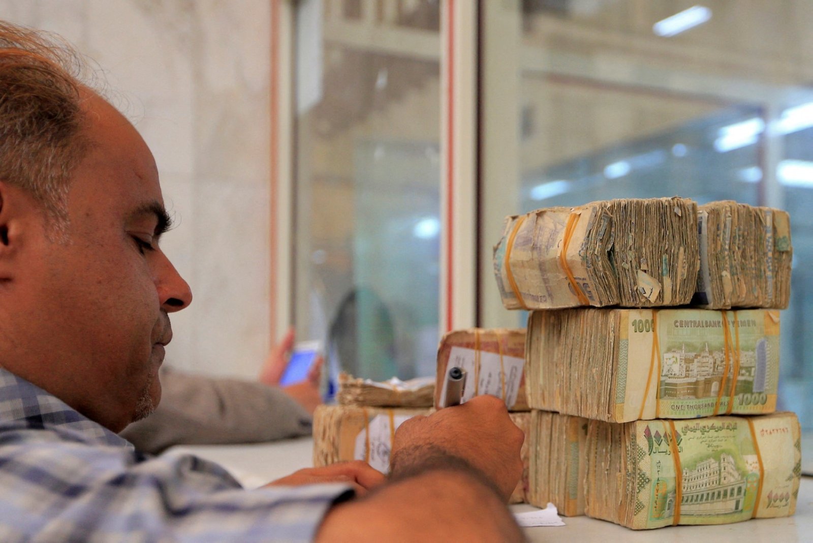 صنعاء عودة الحوالات المهملة إلى الساحة مجددًا ونداءات لتدخل رسمي