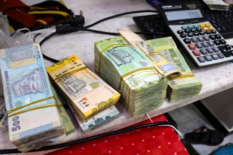 صوَر مُفاجئة مسؤول حكومي يعلن عن مليارات خارج النظام البنكي