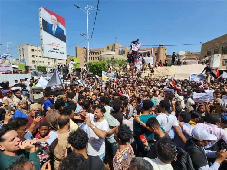 عاجل: والد الشهيدة إفتهان المشهري يصل إلى تعز والمتظاهرون يهتفون برحيل المحافظ شمسان