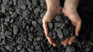 عامل منجم هندي فيدانتا يعتمد على الفحم كمصدر رئيسي للطاقة