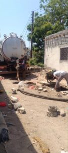 عدن: خورمكسر تواصل العمل لمعالجة طفح المجاري من خلال حملة شاملة لتنظيف شبكات الصرف الصحي