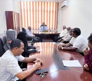 عدن نيوز – الوكيل لحمر يقود اجتماعاً شاملاً لمديري قطاع الخدمات وصيد الأسماك