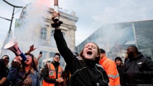 عواصف من الاحتجاجات والإضرابات في فرنسا.. تقشف حكومي وديون تهدد الاستقرار – شاشوف