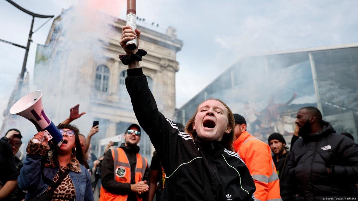 عواصف من الاحتجاجات والإضرابات في فرنسا تقشف حكومي وديون تهدد