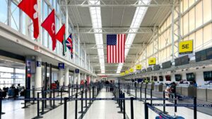 قاعدة جديدة للتأشيرات الأمريكية قد تعني أوقات انتظار أطول وأعداد زوار أقل