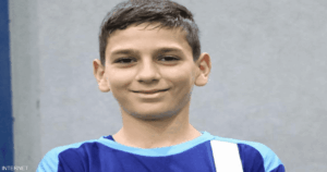 قصف يستهدف منزله يؤدي إلى مقتل لاعب كرة قدم و14 من أفراد أسرته.