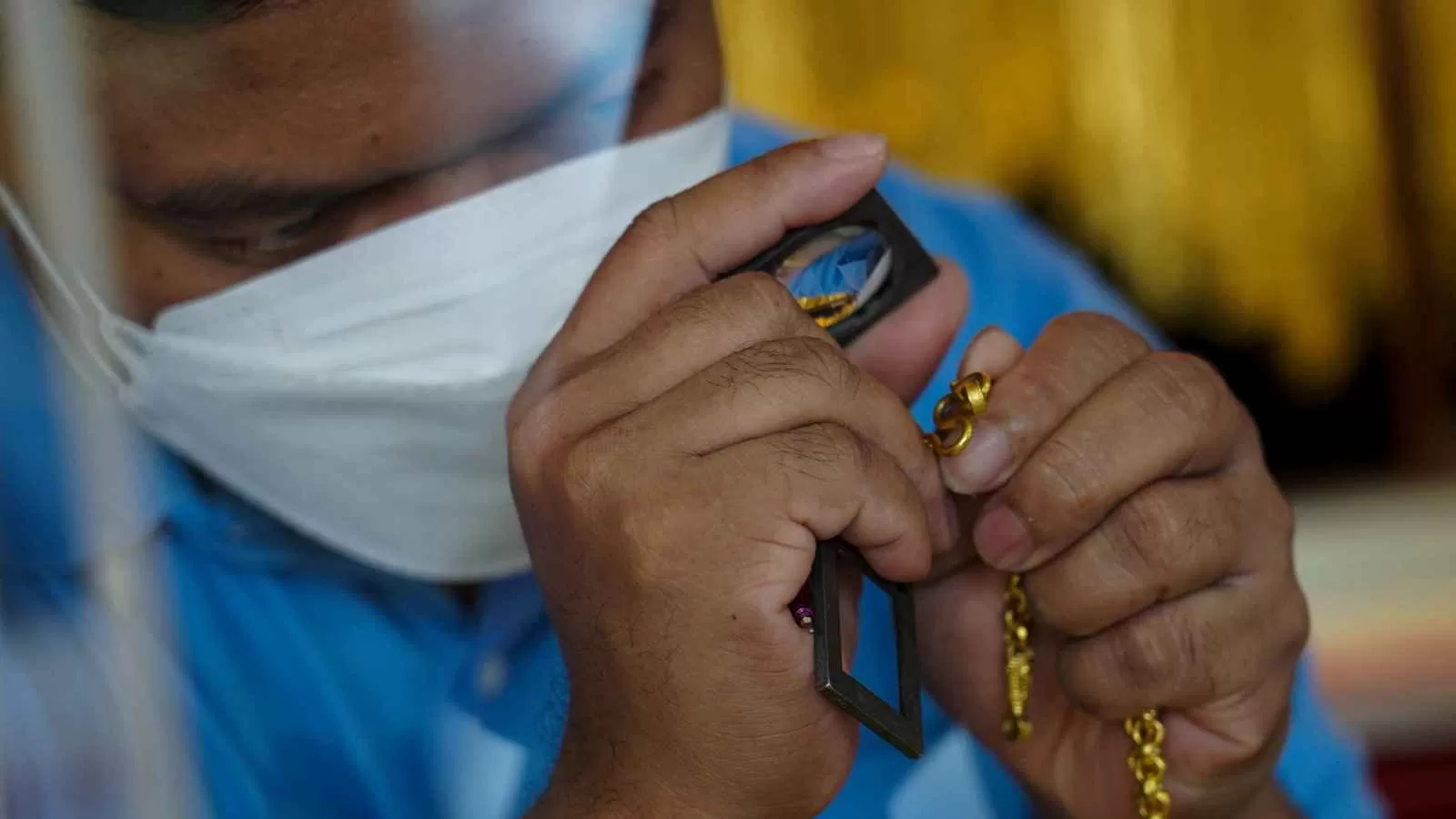 جني أرباح مفاجئ.. الذهب يسقط عن قمته التاريخية؟ | إرم بزنس