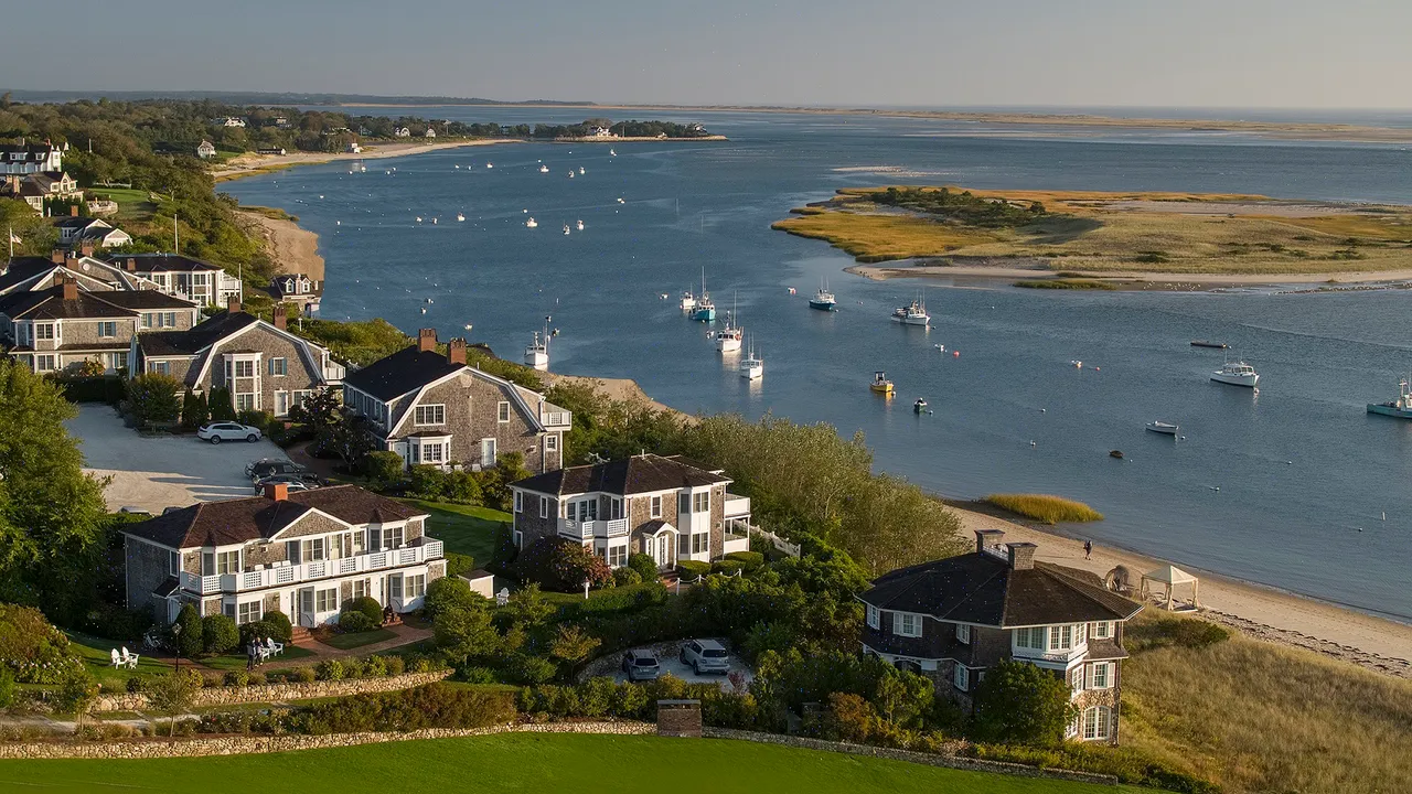 أفضل 20 منتجعًا في نيو إنجلاند جوائز اختيار القراء 2025