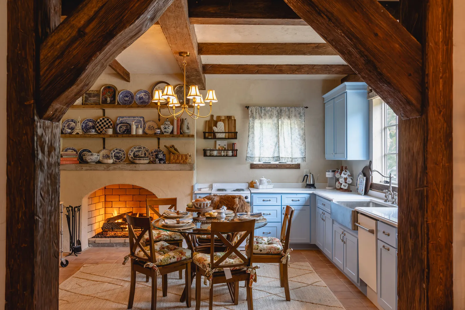 يأتي المطبخ مزودًا بقدّاحة مياه ساخنة وتشكيلة من الشاي.