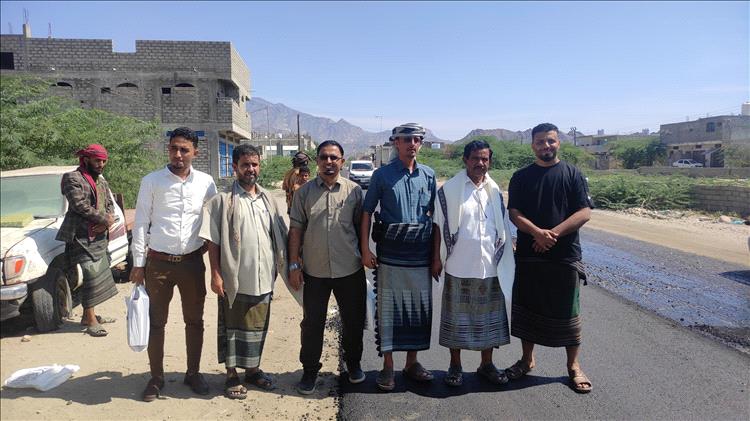 السلطة المحلية بمودية واعضاء المبادرة يشرفون على استكمال المرحلة الثانية من رصف خط أبين وتكرم الداعمين