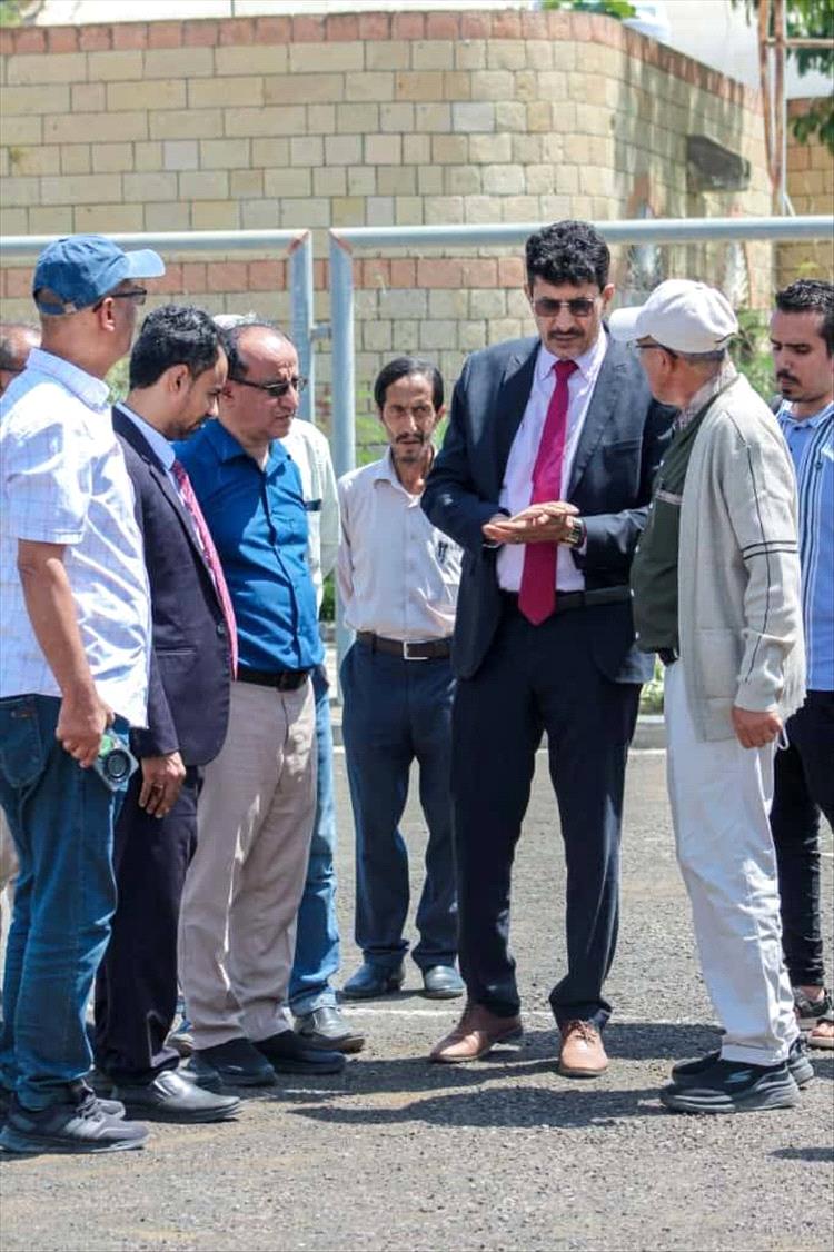 تسليم مشروع تعشيب ملاعب نادي الصقر بتعز للشركة المنفذة