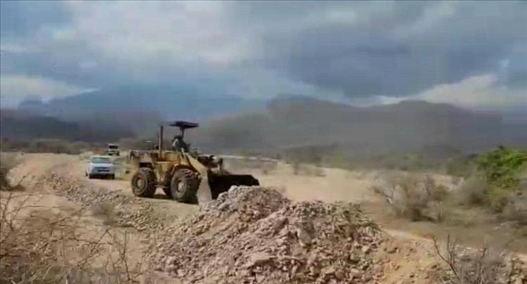 الأهالي في مودية ينفذون مبادرة لربط قرية الوشل بالطريق الدولي ويدعون إلى استكمال السفلتة