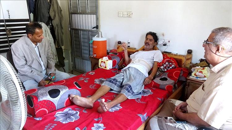 محافظ أبين يزور مدير عام المصائد السمكية وعضو سكرتارية نقابة الصحفيين صادق حمامه للاطمئنان على صحته