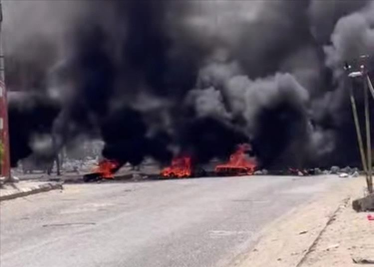 احتجاجات غاضبة في أبين: المواطنون يغلقون الطرق للمطالبة بالخدمات الأساسية