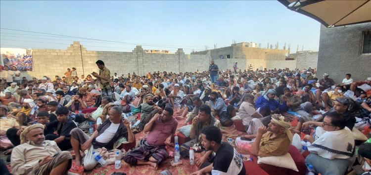 لقاء قبلي حاشد في بير أحمد يطالب بسرعة ضبط قتلة الشيخ مهدي العقربي