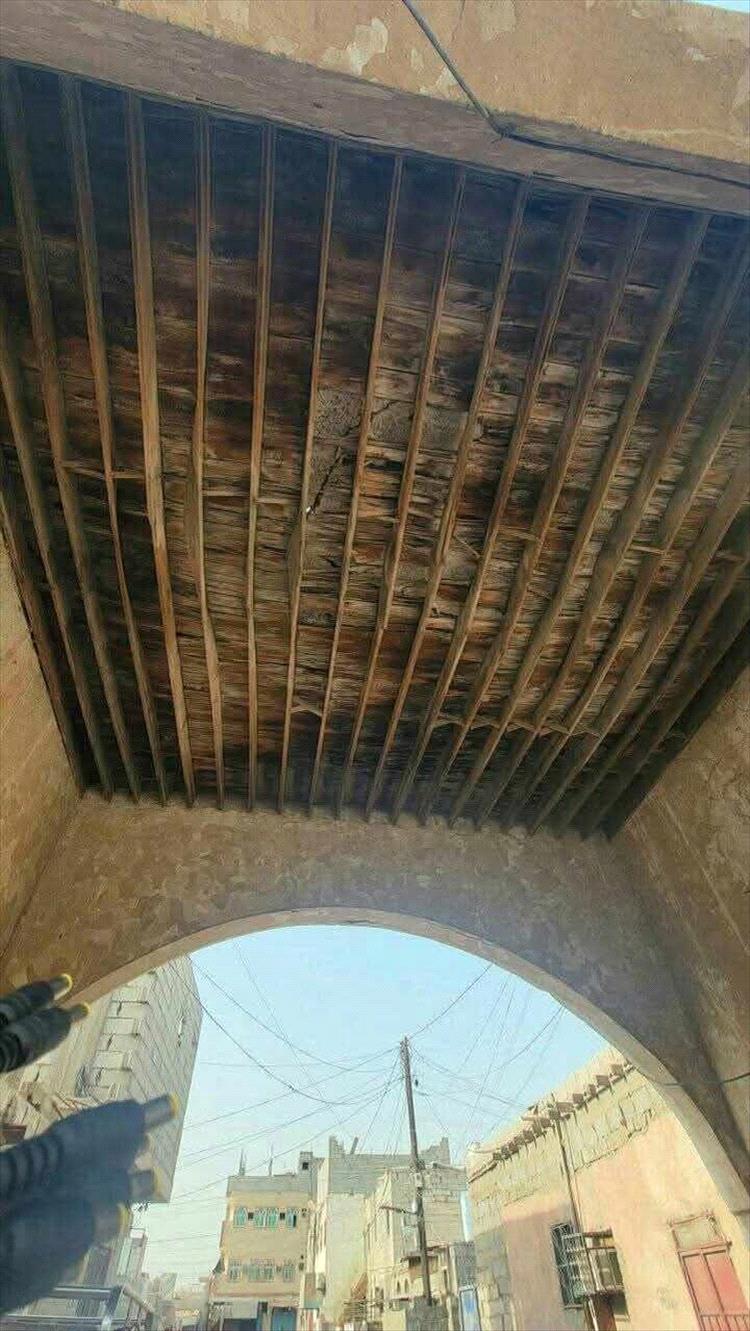 البوابة التاريخية في حي عبدالقوي بالشيخ عثمان على وشك السقوط ومخاوف من وقوع ضحايا