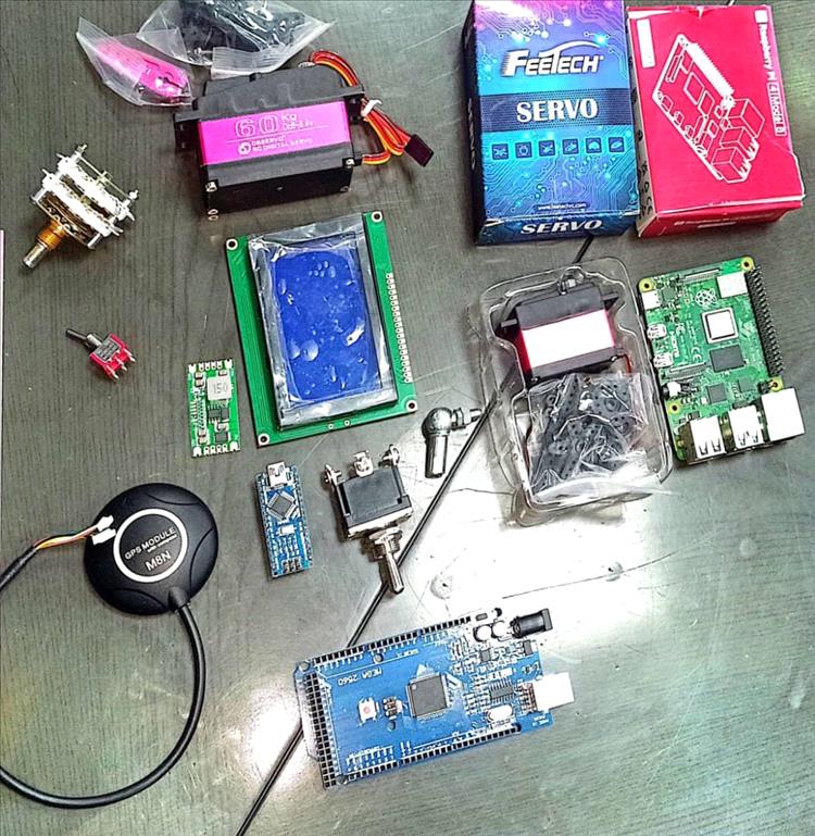 جمرك المنطقة الحرة عدن يضبط شحنة جديدة من قطع غيار ومستلزمات طائرات مسيّرة ممنوعة