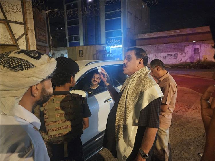 اللواء مطهر ناجي يتفقد جاهزية القوات الأمنية في جولة ليلية بعدن