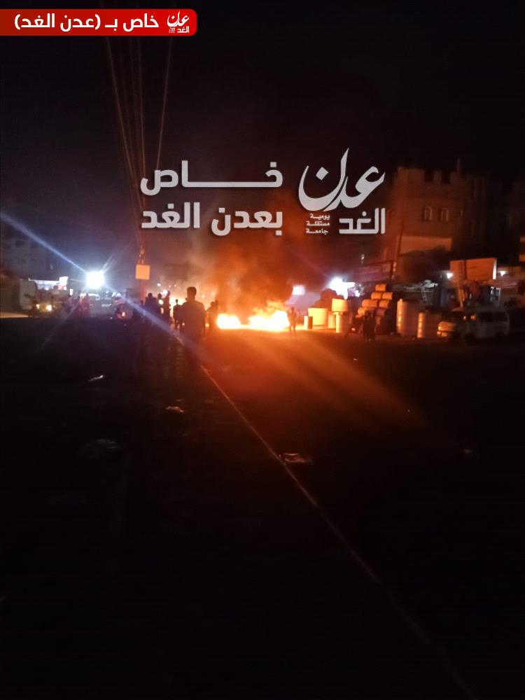 عدن.. محتجون بالممدارة يخرجون في تظاهرة ويقطعون الطريق العام