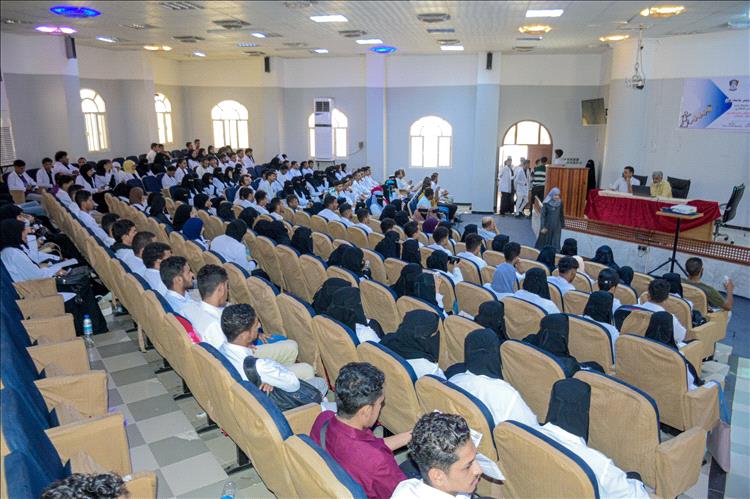 جامعة عدن تستقبل طلاب الدفعة (31) بكلية الصيدلة