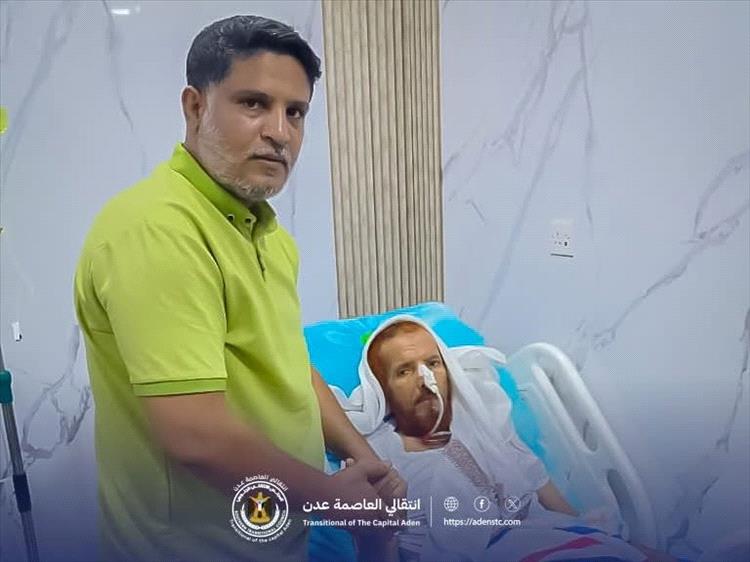 قيادة انتقالي عدن تواسي المناضل أحمد المرقشي وتقدم له دعمًا ماليًا