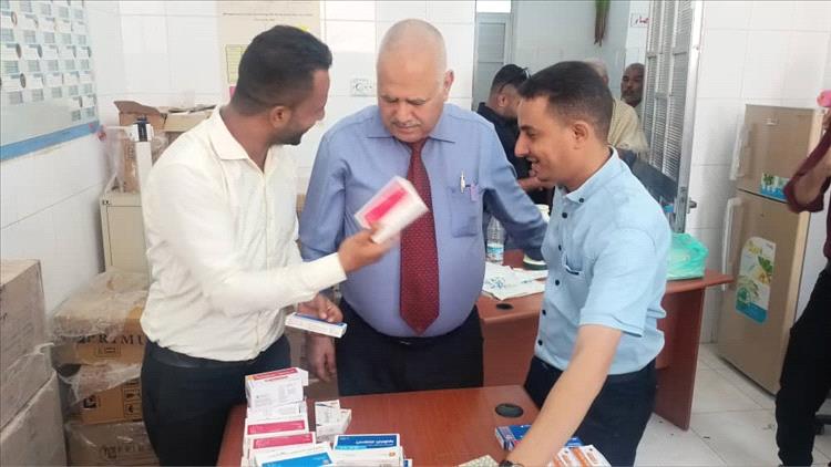 مدير عام صحة عدن يدشن مخيم طبي مجاني للأمراض المزمنة في خورمكسر