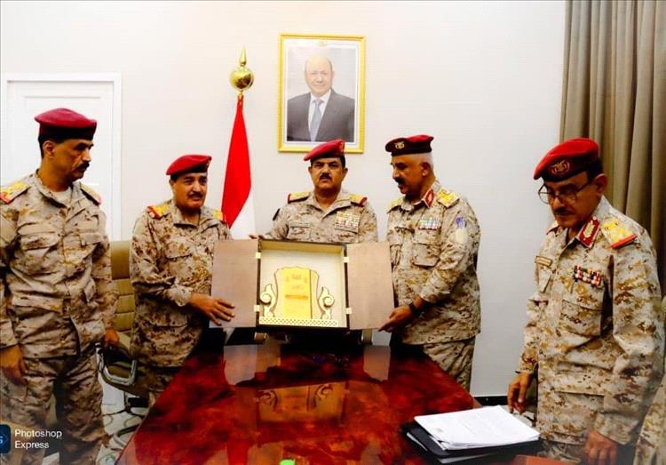 مدير دائرة شؤون الضباط ونائبه يكرمان وزير الدفاع ويمنحانه درع الوفاء والعرفان